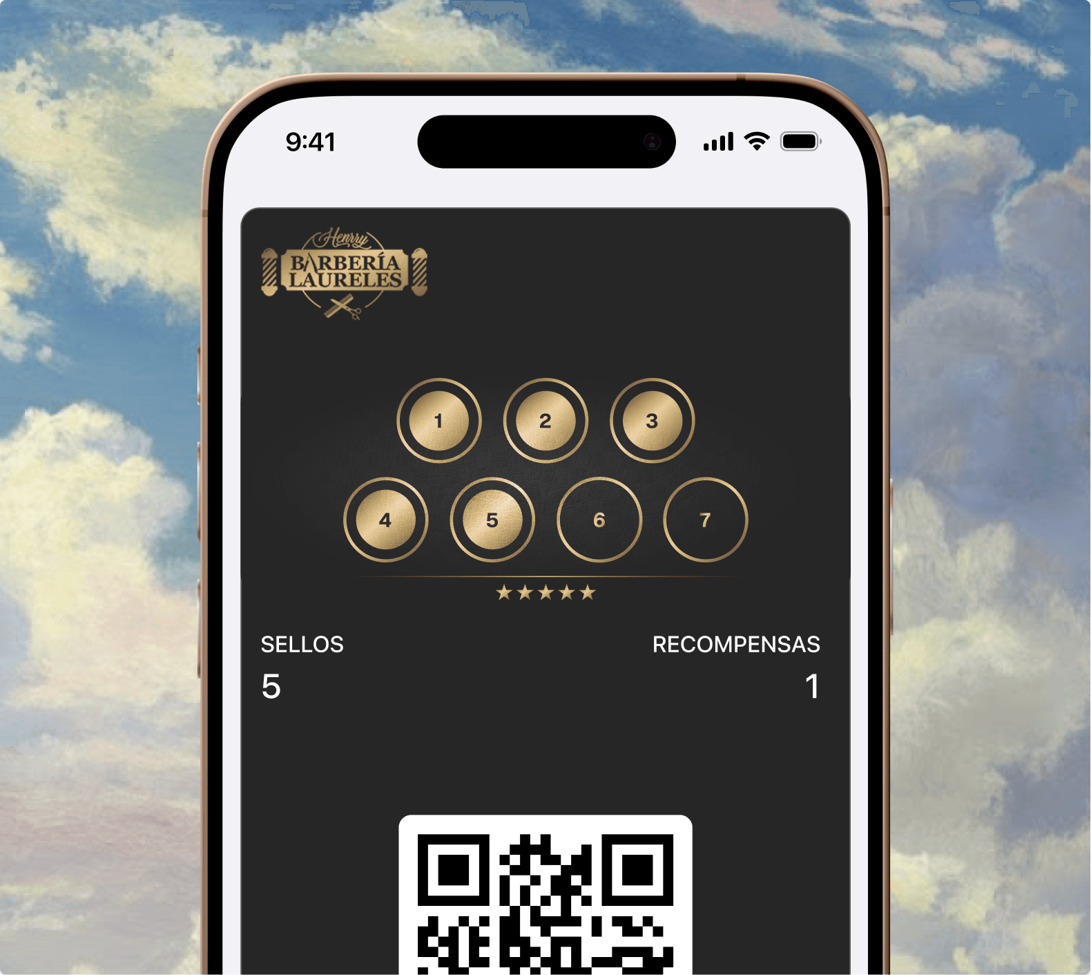 Teléfono mostrando la experiencia de Loyalum sobre un cielo suave.